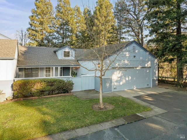 view of front facade featuring a garage and a front lawn