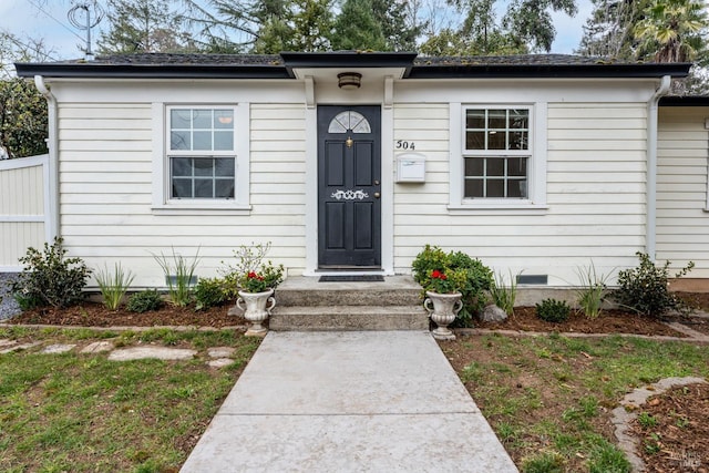 view of front of property featuring crawl space