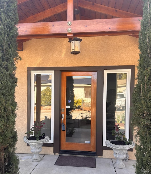 property entrance featuring stucco siding