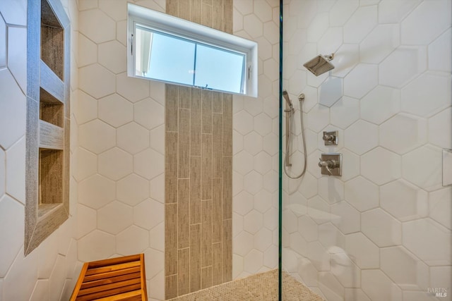 bathroom featuring a tile shower