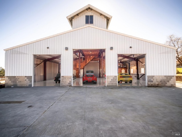 view of detached garage