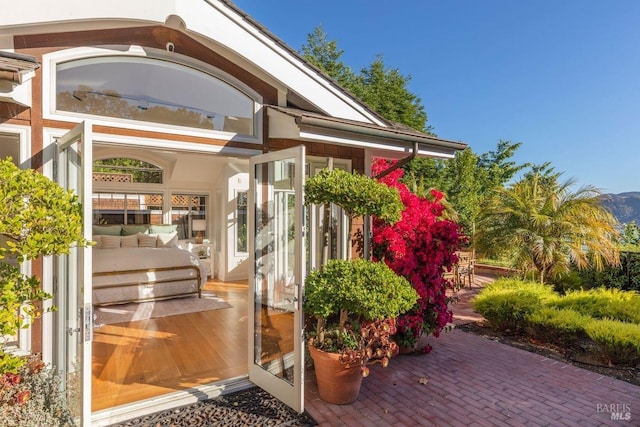 property entrance featuring stucco siding