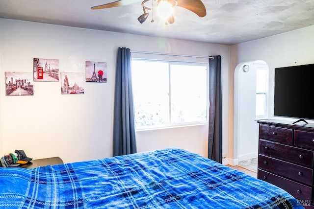 bedroom with ceiling fan