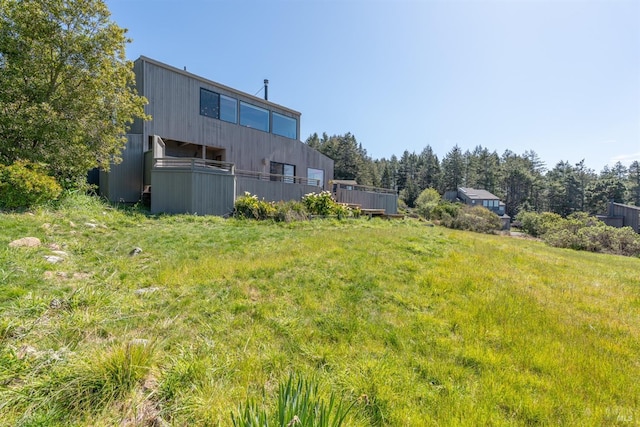 view of yard with an outbuilding