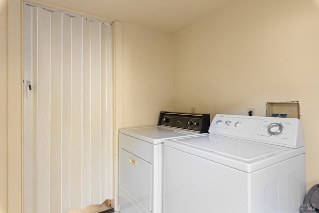 825 N Forbes St, Lakeport, CA 95453 - laundry room featuring washing machine and clothes dryer