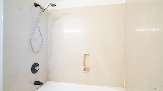 bathroom featuring tiled shower / bath combo