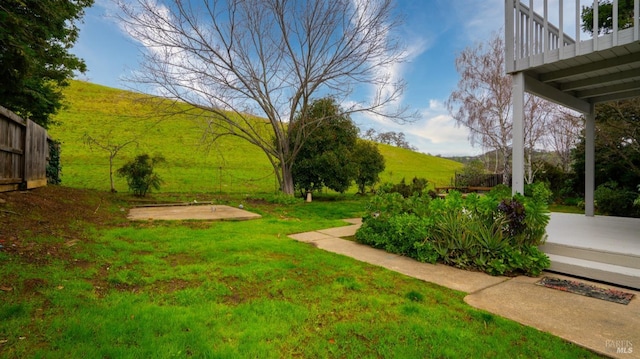 view of yard featuring a patio area