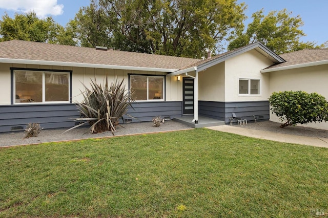 single story home with a front lawn