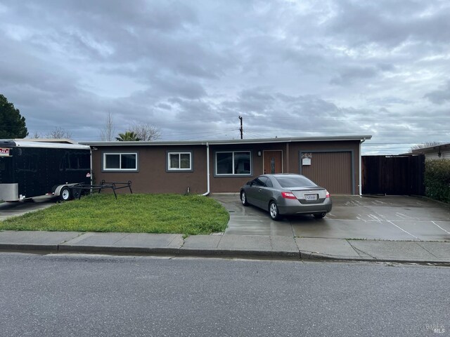 view of front facade featuring a garage and a front yard