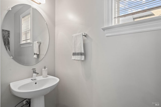 bathroom featuring sink