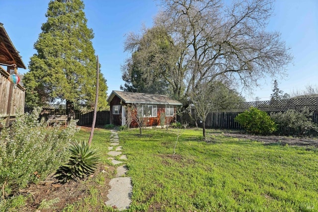 view of yard with an outdoor structure