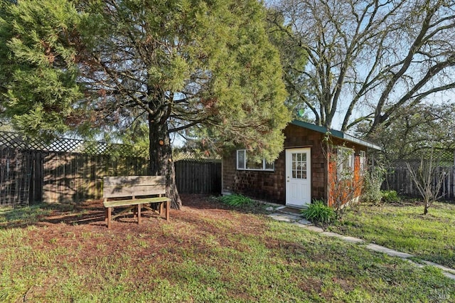 view of yard featuring an outbuilding