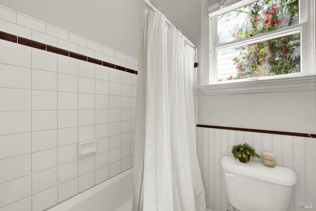 bathroom featuring toilet and shower / bath combo with shower curtain