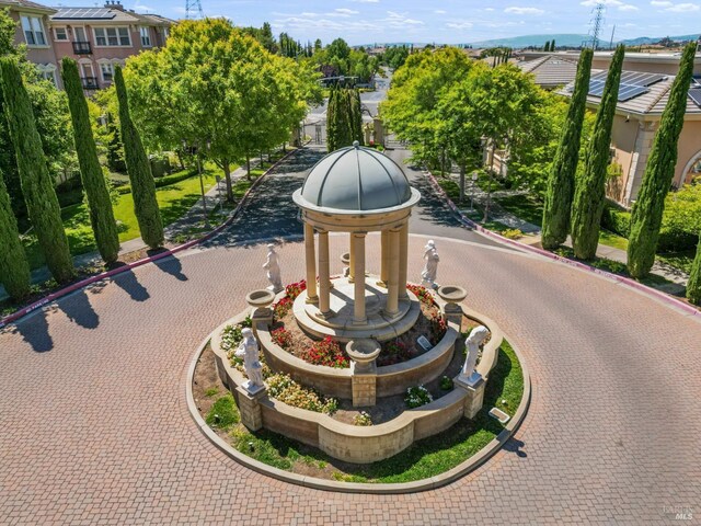 1120 Sonata Dr, Vallejo, CA 94591 - view of home's community featuring curved driveway