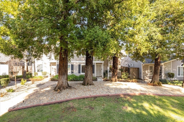 view of front of property featuring a front lawn