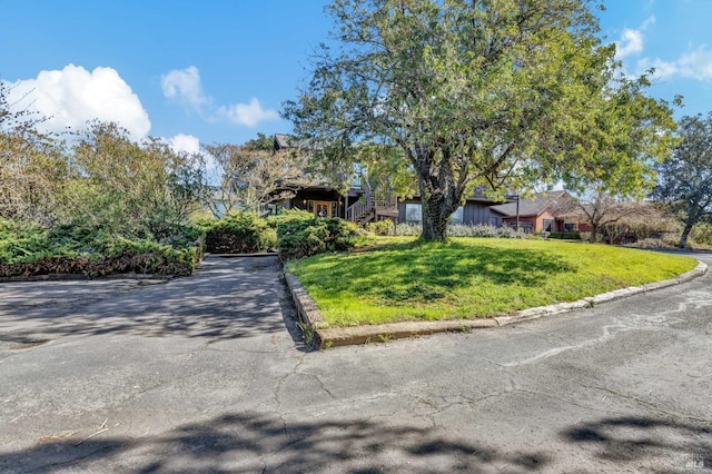 view of front of property featuring a front lawn