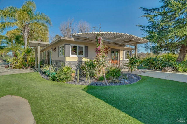 view of front facade featuring a pergola and a front lawn