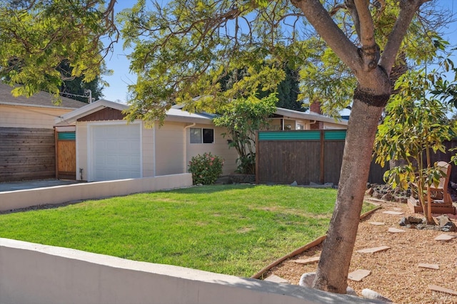 view of front facade featuring a garage, a front yard, and fence