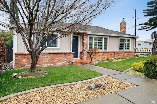 view of front of house featuring a front lawn