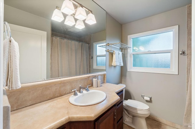 full bath featuring vanity, toilet, and a shower with curtain