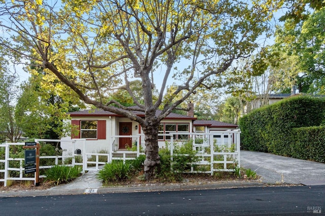 view of front of house featuring a fenced front yard