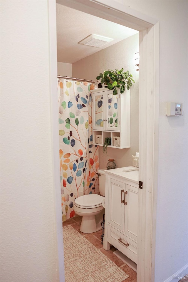 bathroom with tile patterned flooring, toilet, vanity, visible vents, and a shower with curtain