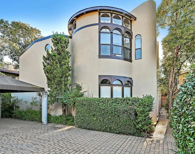 view of front of property featuring stucco siding