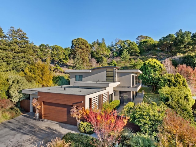 view of front of property with stucco siding and driveway