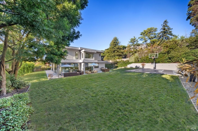 view of yard featuring an outdoor hangout area and a patio area