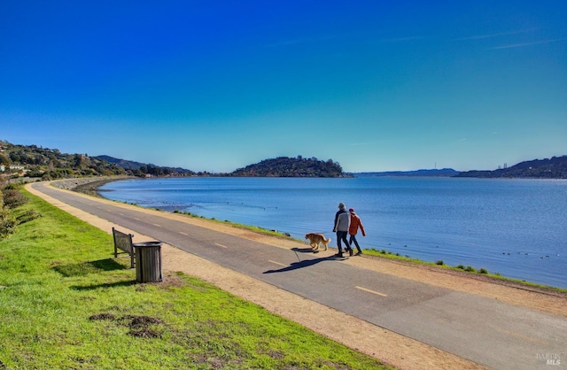 water view with a mountain view