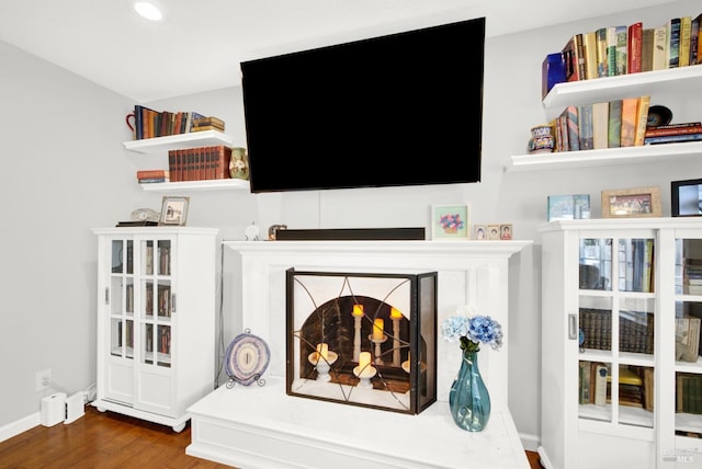 room details featuring hardwood / wood-style floors