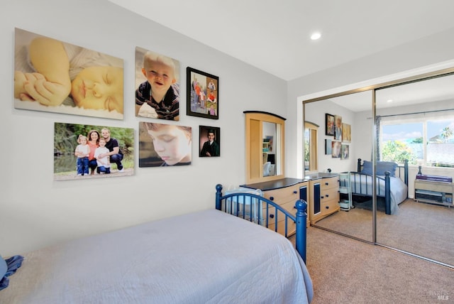 bedroom featuring carpet flooring and a closet