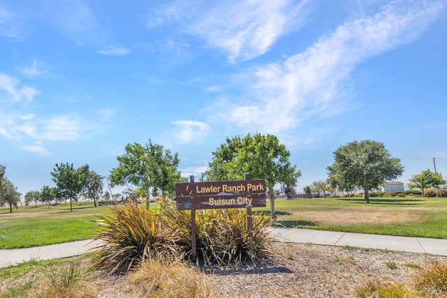 community / neighborhood sign featuring a lawn