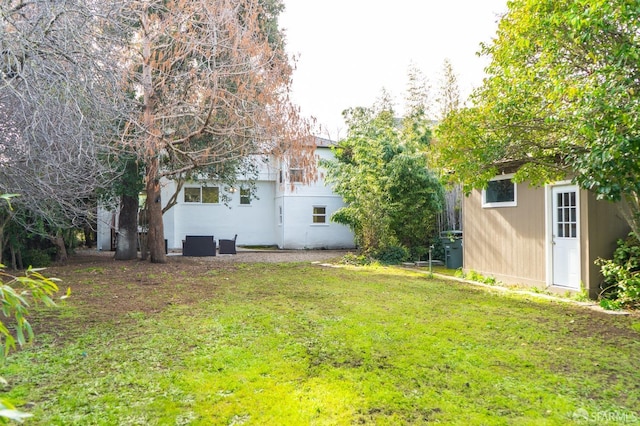 view of yard featuring an outbuilding