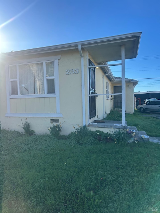 view of front of house with a front lawn