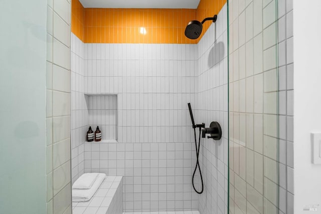 bathroom featuring tiled shower