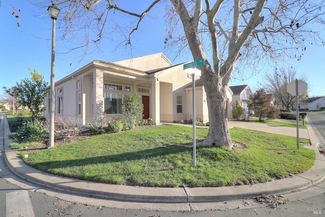 view of front facade with a front yard