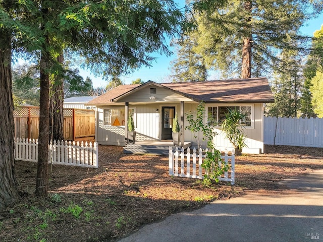 view of front of home with a fenced front yard