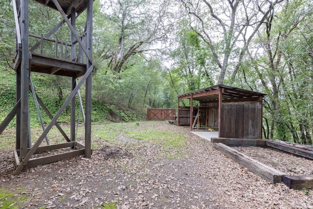 view of yard with an outbuilding