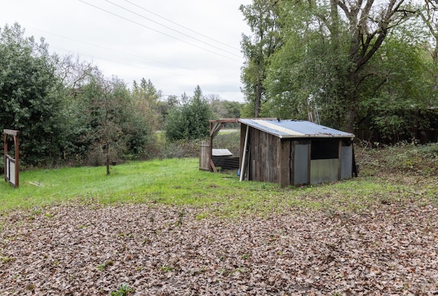 view of yard featuring an outdoor structure