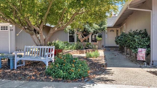 entrance to property with a shingled roof