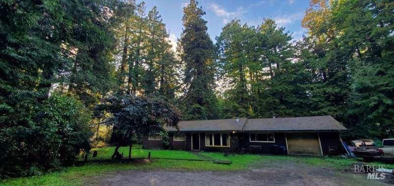 view of front of property featuring a front yard