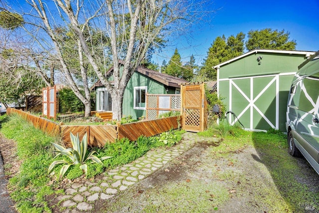 view of yard featuring a storage unit