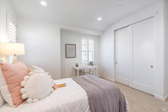 bedroom featuring light carpet, baseboards, a closet, and recessed lighting