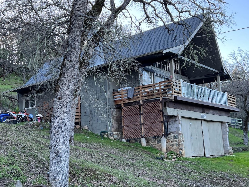 back of house featuring a wooden deck