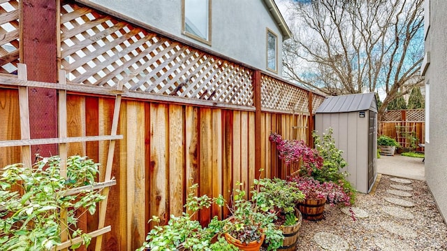 view of yard featuring a shed