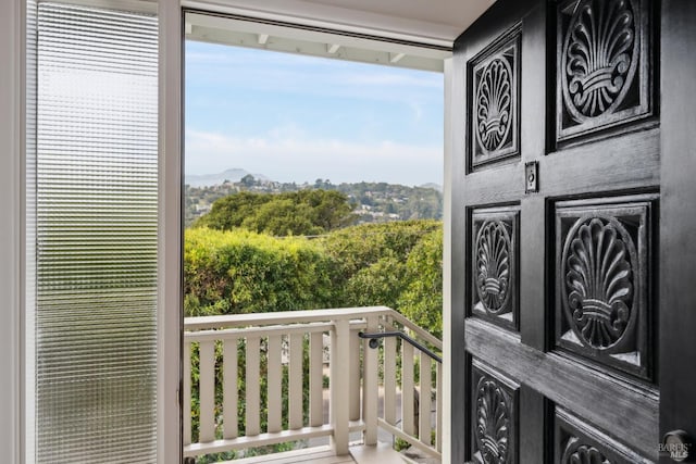 entryway featuring a mountain view