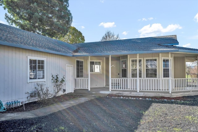 entrance to property featuring a porch