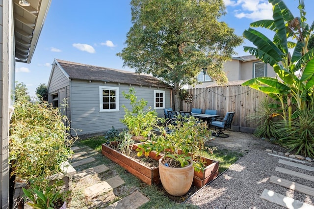 view of yard with an outbuilding