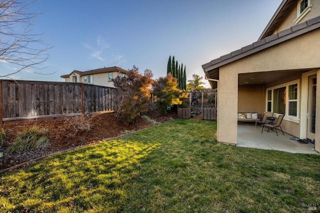 view of yard featuring a patio area